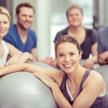 gruppe trainiert mit gymnastik-bällen