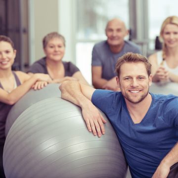 trainer mit einer gruppe im fitness-studio